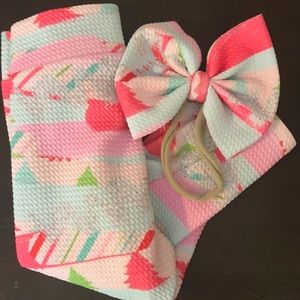 Adorable Christmas leggings and matching bow. Size 12 mo